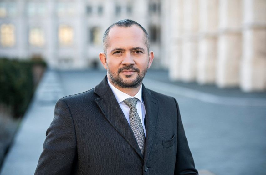 Gyopáros Alpár: Magyarországnak előre kell mennie, nem pedig hátra!